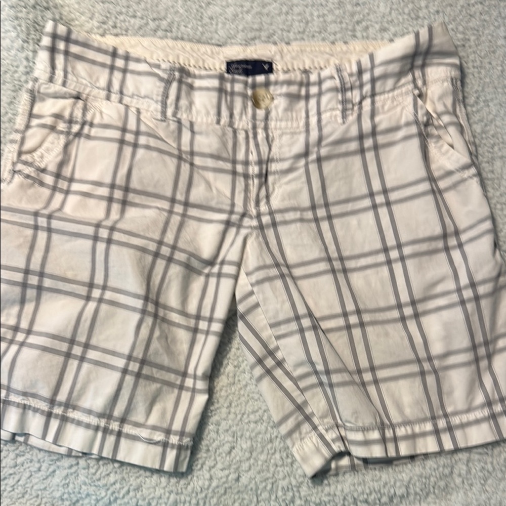 American Eagle Plaid Women's Shorts in Gray and White